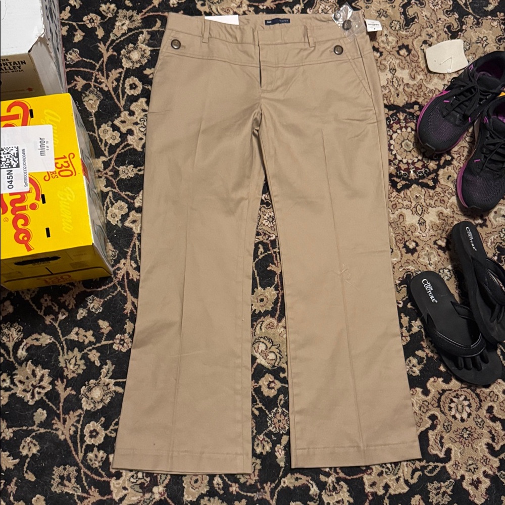 Gap Hip Slung khaki pants women’s 6 ankle
Thick textured linen like fabric